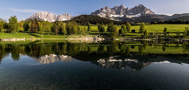 Goinger Badesee mit Alpenpanorama im Sommer in Kitzbühel
