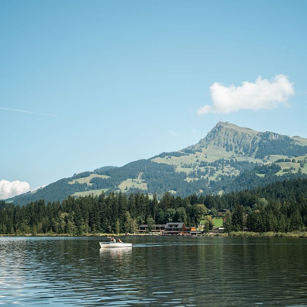 Bootsfahrt am Schwarzsee und im Hintergrund die Kitzbüheler Bergwelt