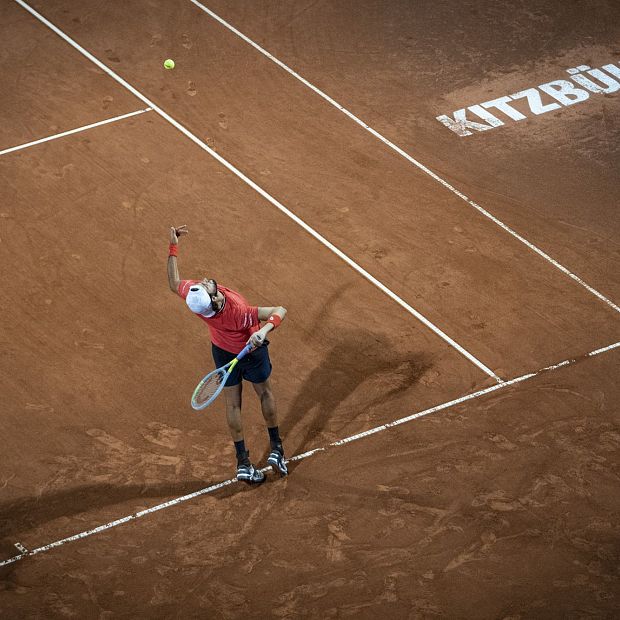 Tennisspieler am Tennisplatz in Kitzbühel.