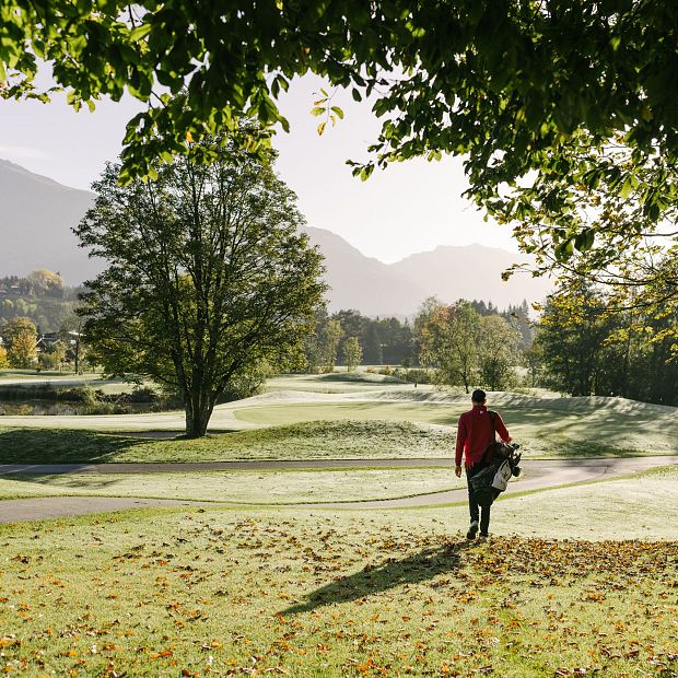 Golfspieler am Golfplatz am Weg zum nächsten Abschlag in Kitzbühel