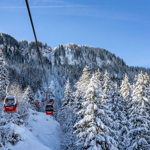 kitzbuehel-residences-Landschaft Skigebiet Hahnenkamm Winter Gondel (c) Kitzbuehel Tourismus