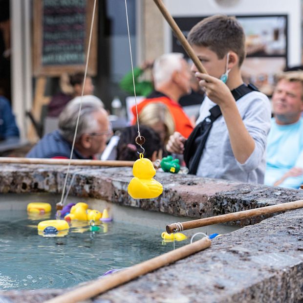 Kinder in Kitzbühel bei Pura Vida Spielenten fischen, Urlaub bei den Kitzbühel Residences