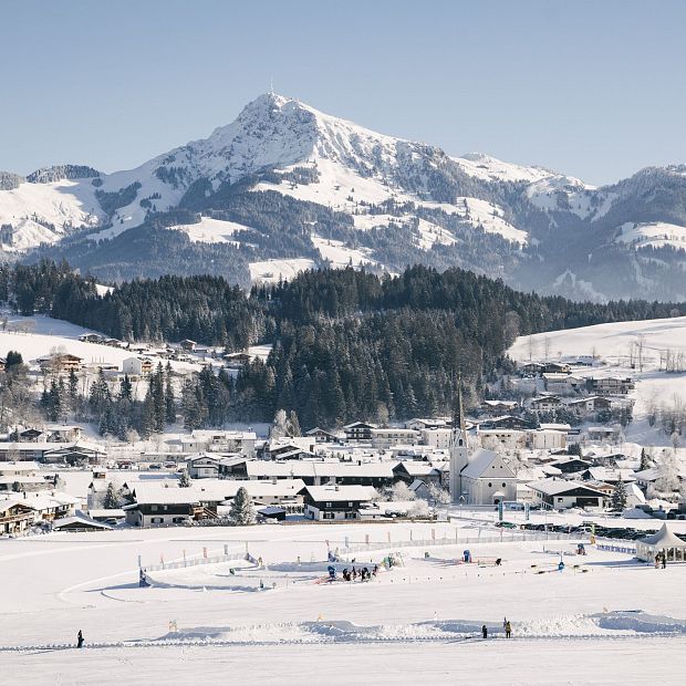 Landschaft Ferienorte Reith Panorama Winter Dorf (c) Kitzbuehel Tourismus