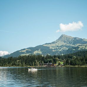 Bootsfahrt am Schwarzsee und im Hintergrund die Kitzbüheler Bergwelt