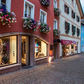 Einkaufsstraße in der Kitzbüheler Innenstadt mit Blumen an den Häusern