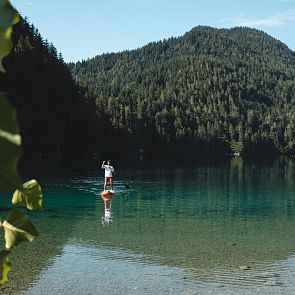 Stand up Paddler am Hintersteinersee in Tirol